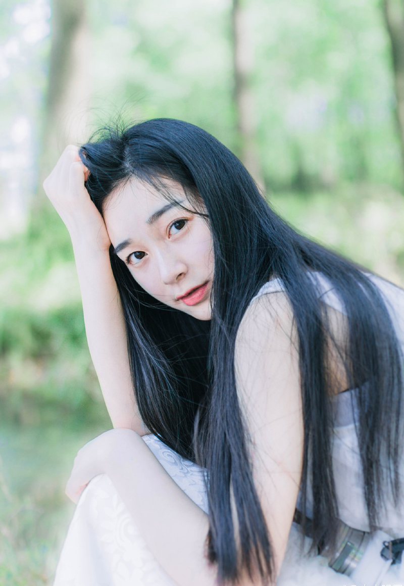 有些人羡慕别人的爱情,像羡慕别人身上的衣服那样,恨不得去买件一模一样的来穿。请不要这样想,你不知道那件看似美丽的衣服,穿起来是什么滋味。也许勒紧到她快窒息,也许她为了穿住那件衣服,饿了五年了,也许布料会让她浑身发痒。你不是穿的那个人,根本不知道那是什么滋味!